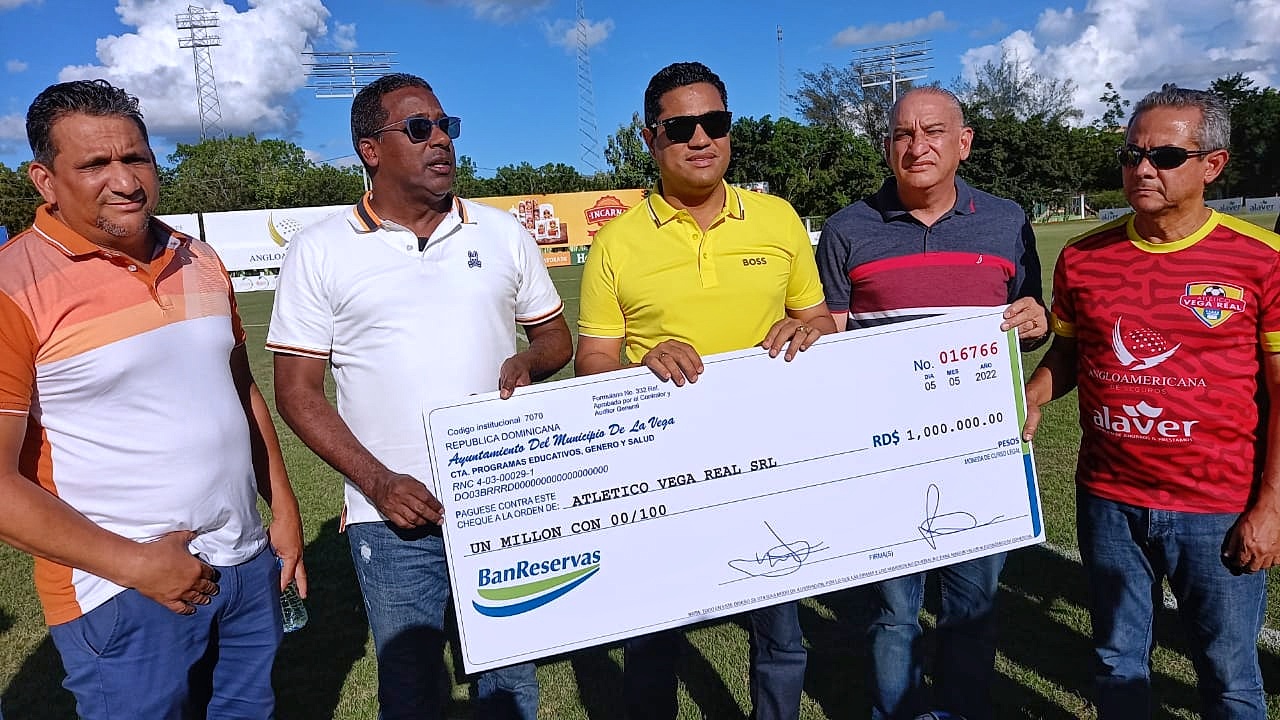 Alcalde Kelvin Cruz entrega un Millón de Pesos Atlético Vega Real LDF.