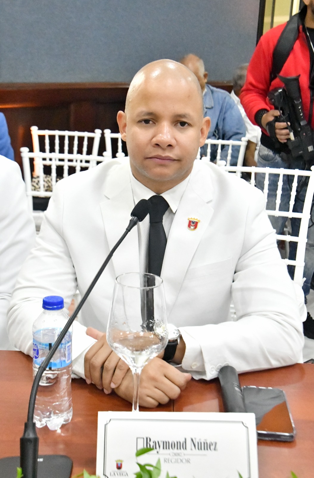 Dr. Raymond Núñez
