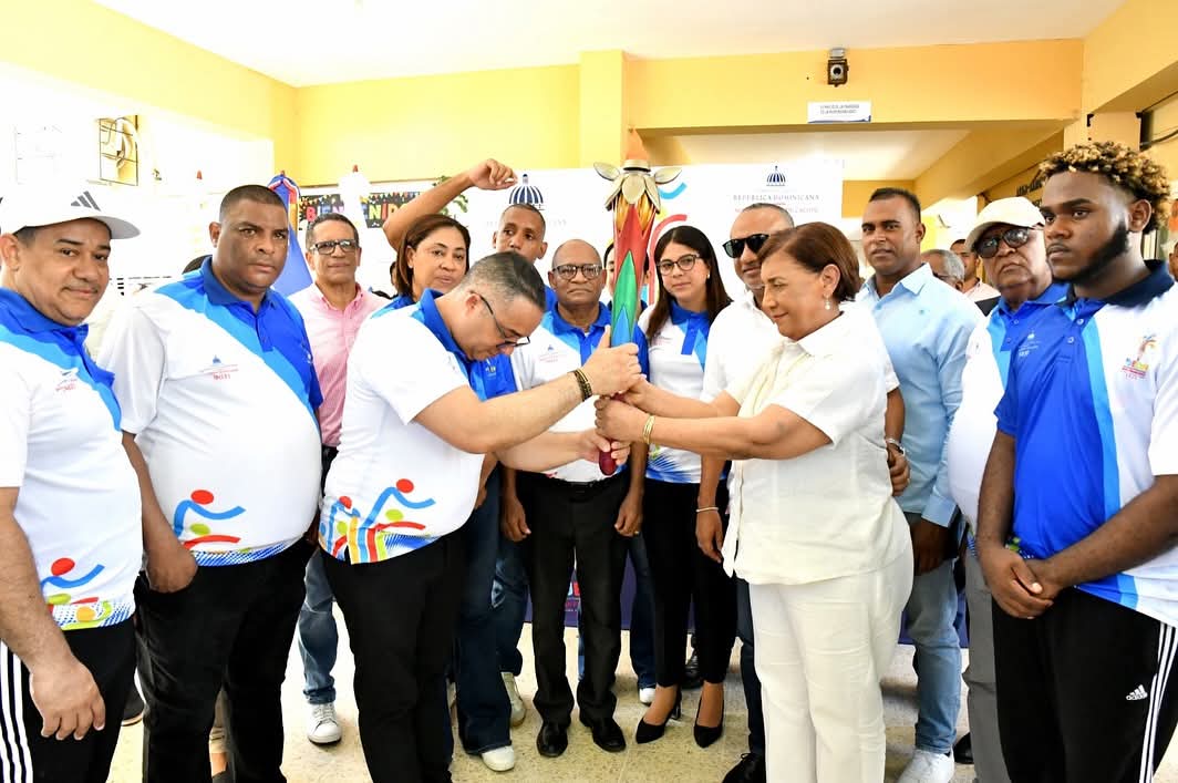 Entrega de la antorcha de los Juegos Escolares Deportivos Nacionales.